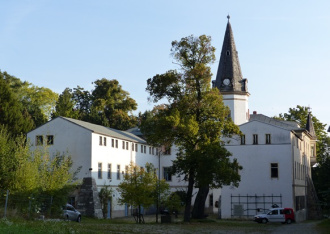 Schloss von der Hofseite mit Bibliotheksflügel (links)