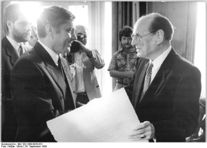 Manfred von Ardenne (r) erhält die Ehrenbürgerschaft der Stadt Dresden (1989)